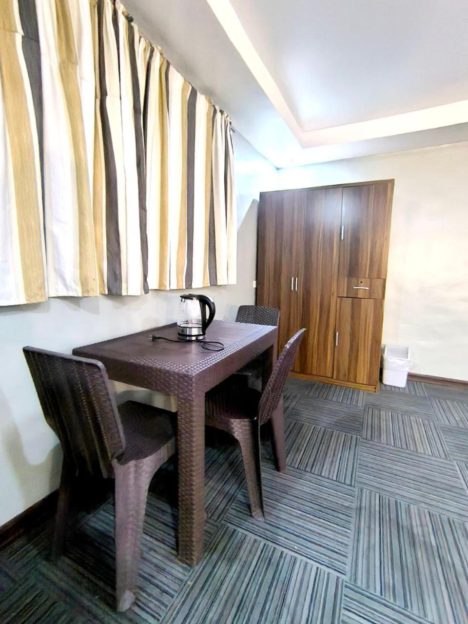 Vincent Resort Hotel Angeles Buitenkant foto