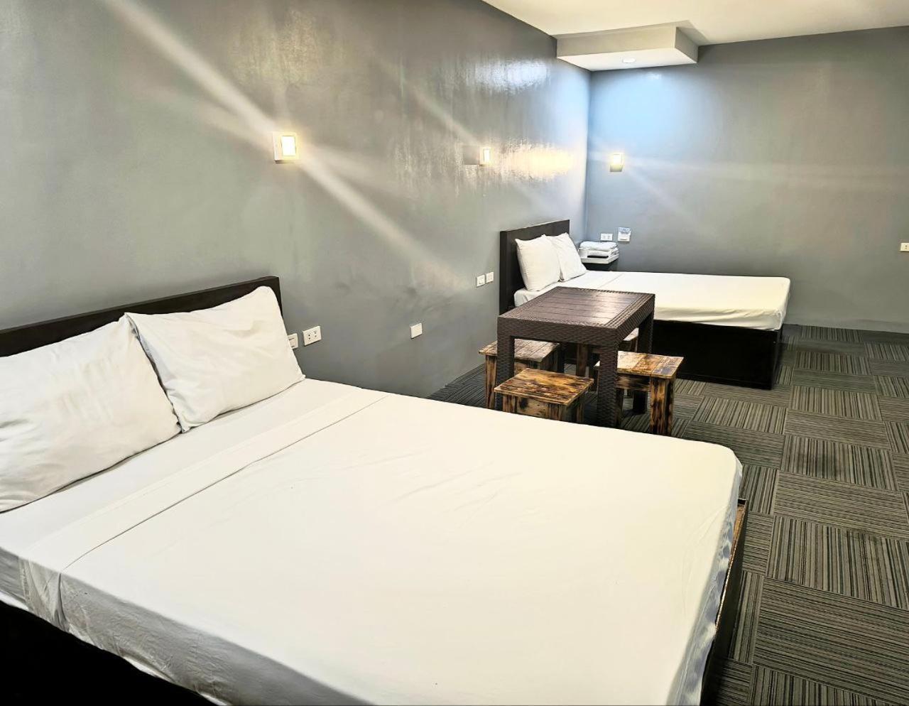 Vincent Resort Hotel Angeles Buitenkant foto