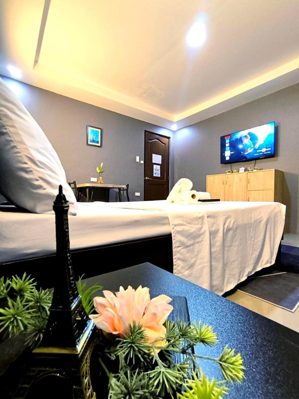 Vincent Resort Hotel Angeles Buitenkant foto