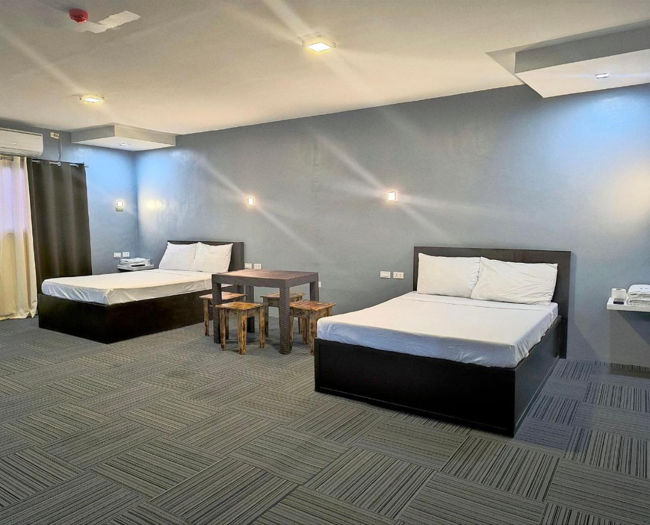 Vincent Resort Hotel Angeles Buitenkant foto